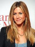 Jennifer Aniston con chaqueta Oscura